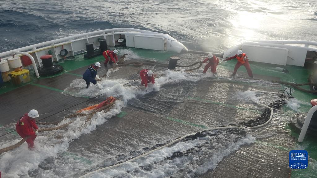 一外籍船只在南海发生故障，我国专业救助船出动救助 21人成功获救