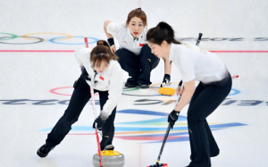 赢了!中国女子冰壶战胜加拿大队