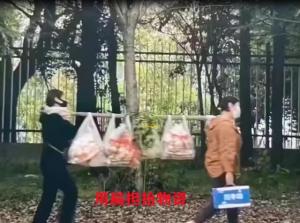 上海居民限时购物:扁担推车全用上 让人大开眼界