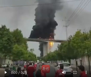 安徽一高速路段发生油罐车爆燃 事故现场浓烟滚滚