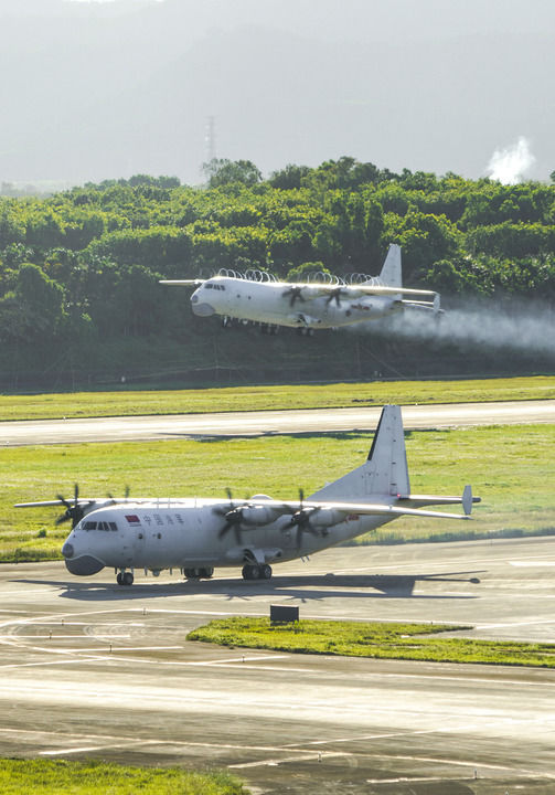 中国海军航空兵初步实现从岸基向舰基跨越发展2