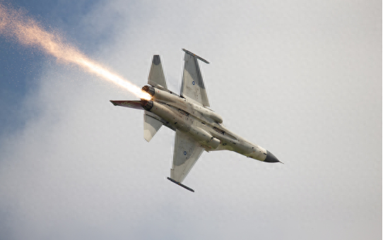 台媒：台空军IDF战机疑因策念头漏油空中动怒，战机中起告急下降