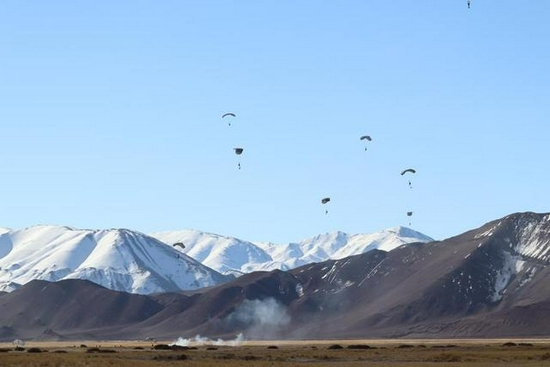 印度陆军伞兵旅在中印边境开展空降演习