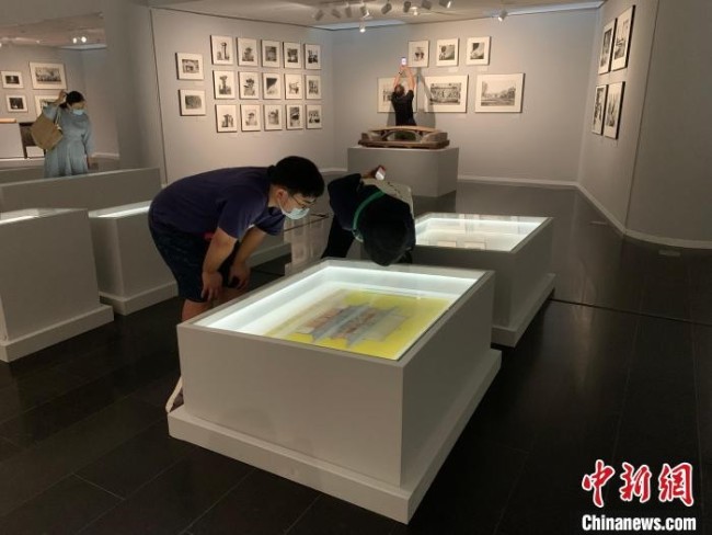 民众周末参观清华大学艺术博物馆"栋梁——梁思成诞辰一百二十周年