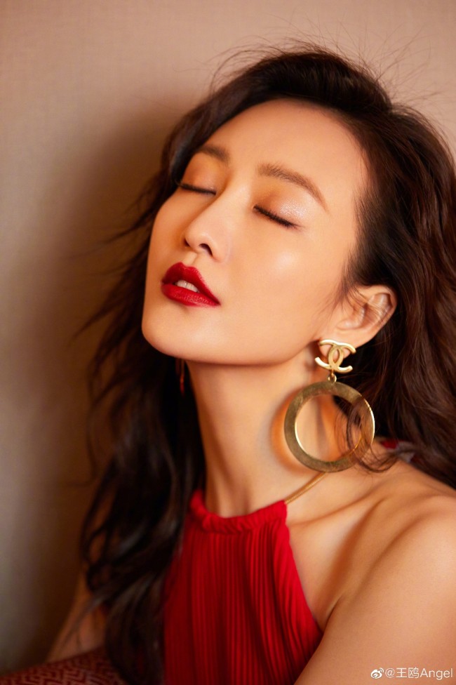 王鸥挂脖式吊带长裙写真凸显御姐性感与甜美