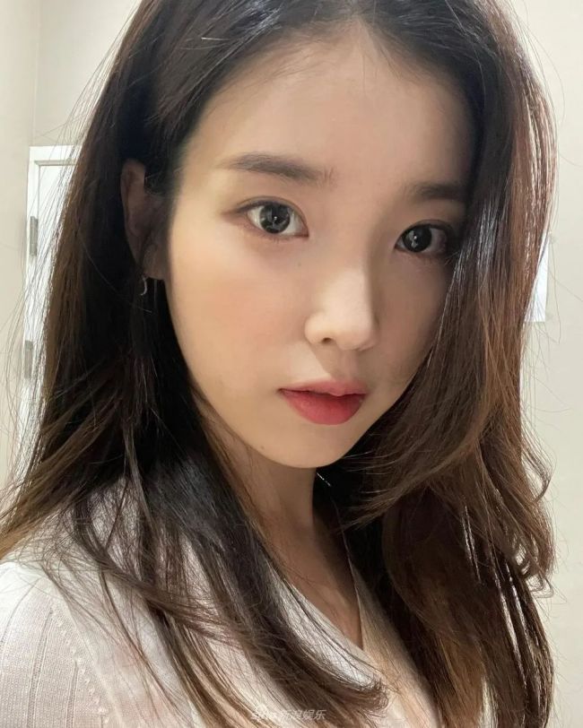 韩国女星iu李知恩晒甜美自拍照28岁国民妹妹