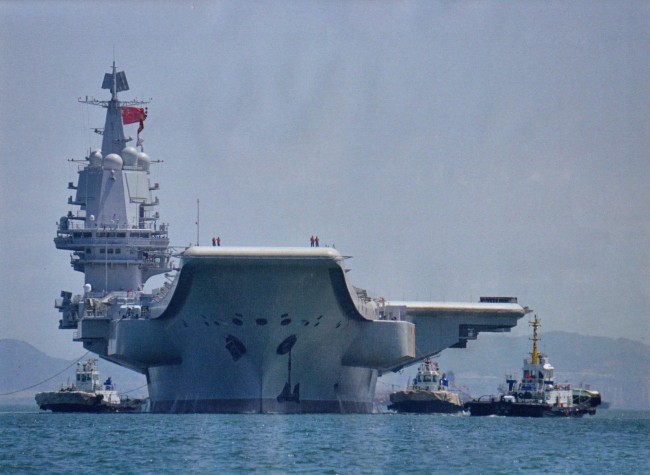 根据去年底中国海军发布的消息,山东舰入列服役一年,已顺利完成舰载机