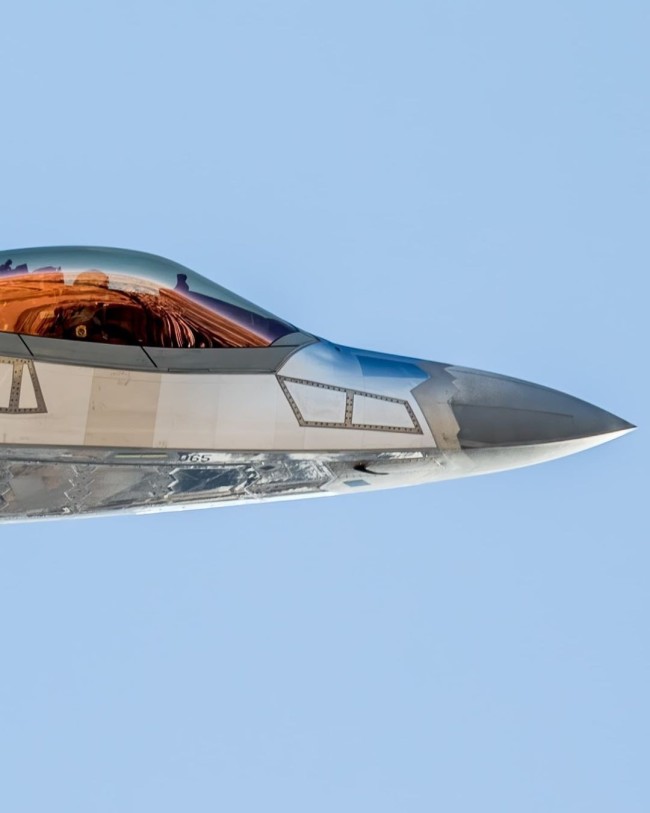 美军展示f22最新重磅图机体多重升级4