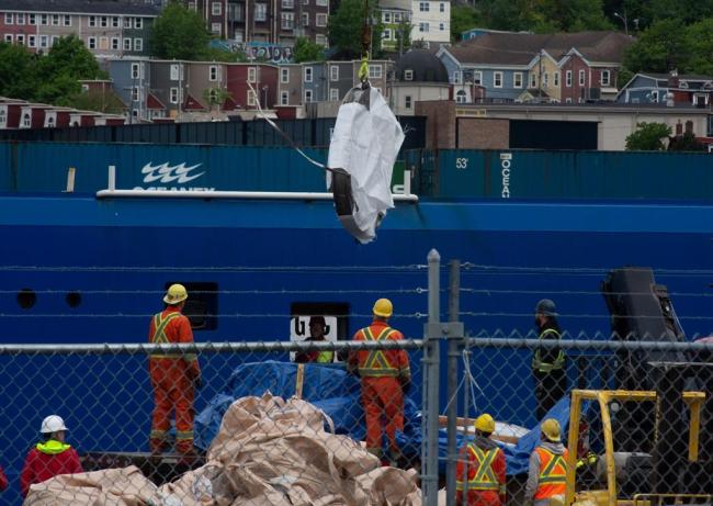 “泰坦”号潜水器内爆残骸被运回岸上 残骸中发明“疑似人类遗骸”