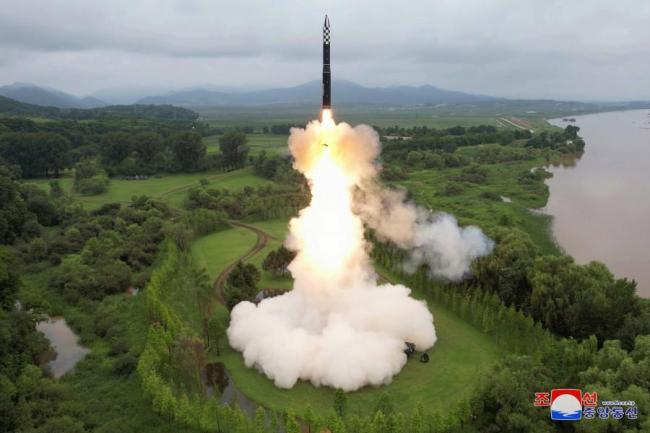 朝鲜试射“火星炮-18”洲际弹道导弹 金正恩现场指点导弹试射 称将持续接纳步履直到美韩丢弃仇视政策