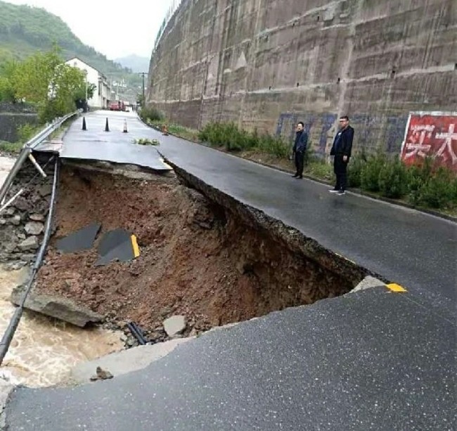 持续强降雨陕西多地道路塌方交通中断