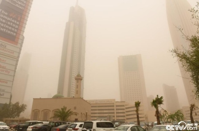 当日,科威特城遭遇沙尘暴天气.人民视觉