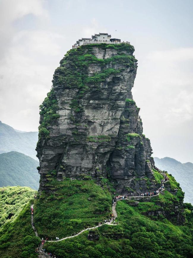 拱门两旁的悬崖绝壁上,蜘蛛人正在攀援……这里就是贵州的格凸河风景