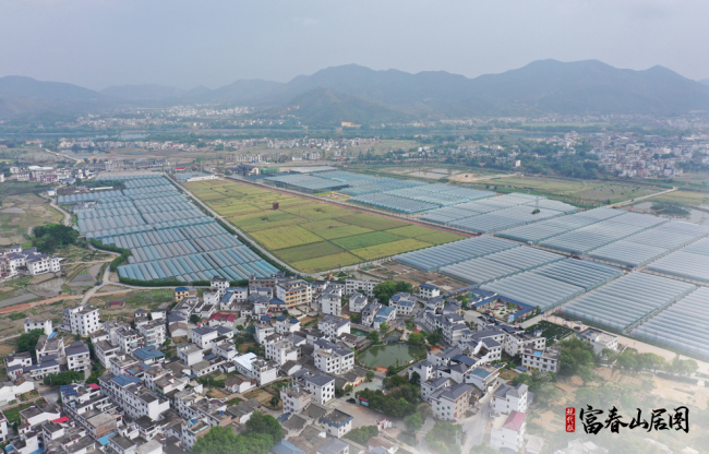 这是江西省于都县梓山镇潭头村航拍一景(2021年4月7日无人机拍摄).