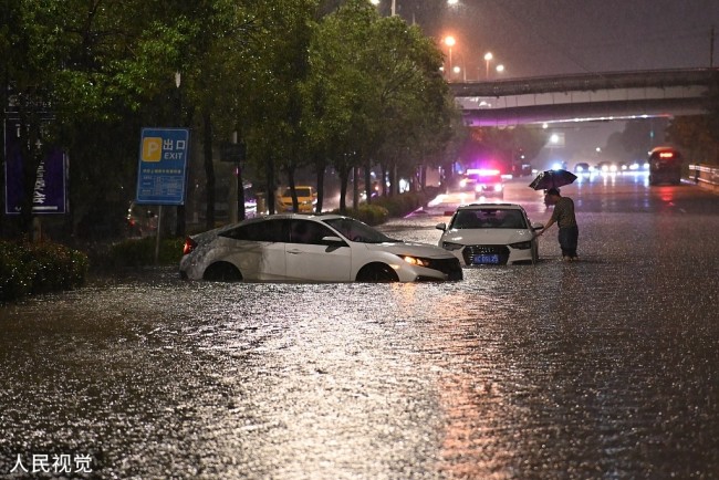 福建泉州遭遇强降雨 多辆汽车被淹熄火