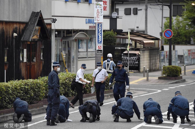 日本警方在安倍枪击案现场进行大规模调查取证_新闻频道_中华网