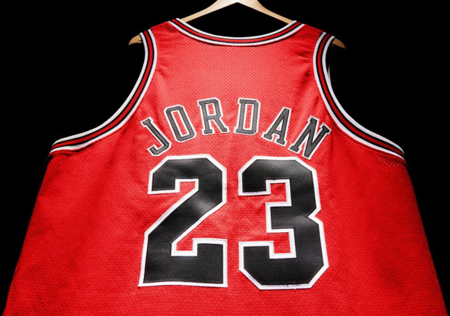 美国球星乔丹一件篮球背心拍出千万美元价格