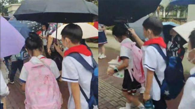 小男生给女同学撑伞全然不顾老妈，妈妈吐槽：没发现这么体贴
