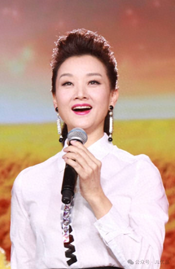 宋祖英隐退后首晒家宴照，58岁状态优雅：岁月不败美人
