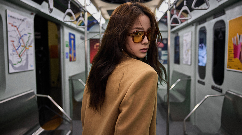  Ouyang Nana shoots a subway photo blockbuster! The female supermodel is full of charm