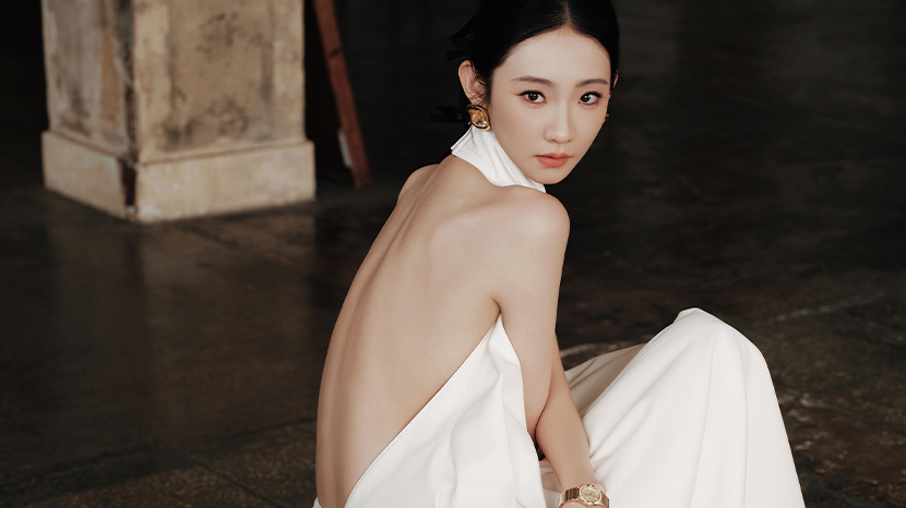 张艺凡身着极简风白色露背长裙美背吸睛 气质干练又优雅