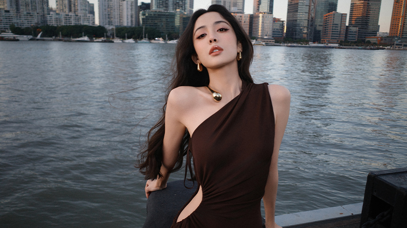 娜扎穿单肩镂空礼裙性感迷人！大方秀曼妙身姿超养眼