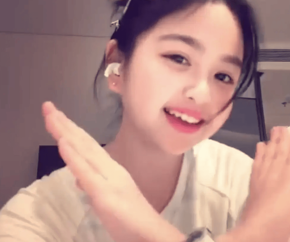 包文婧回应女儿撞脸吴映洁：饺子才10岁还会变样