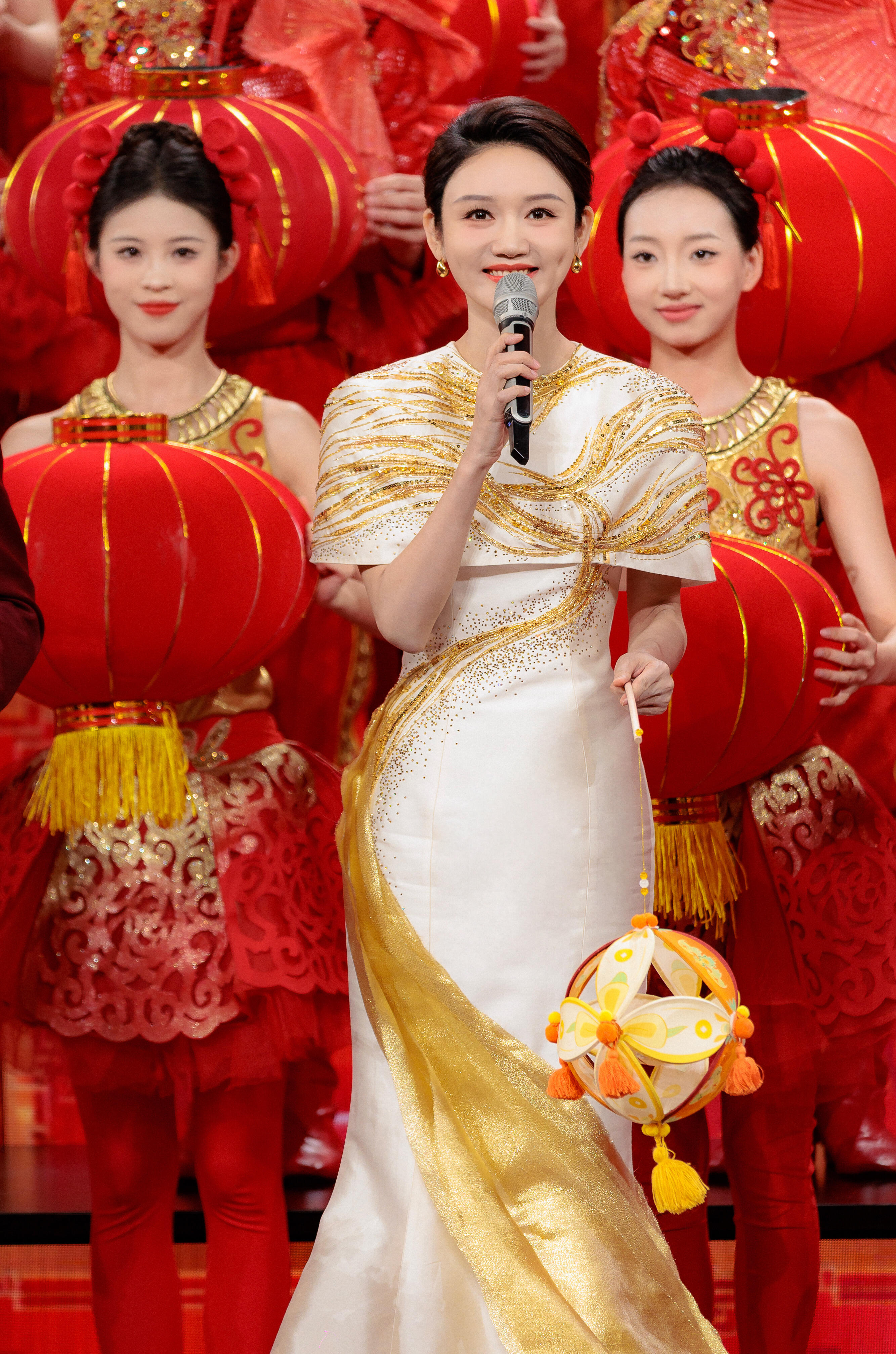 2026央视元宵 总台主持人龙洋专业执麦添彩团圆夜