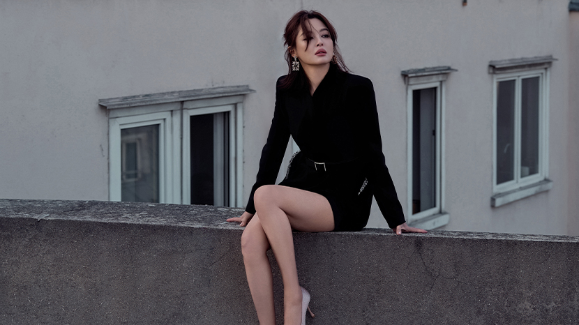 辛芷蕾穿黑西装漫步巴黎街头 美腿纤细曲线曼妙