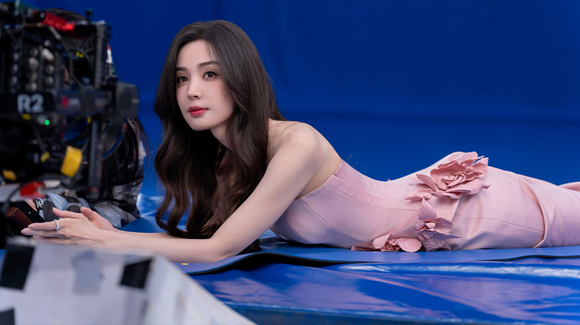 古力娜扎穿立体花饰粉裙手捧花束 甜笑灿烂侧颜精致动人