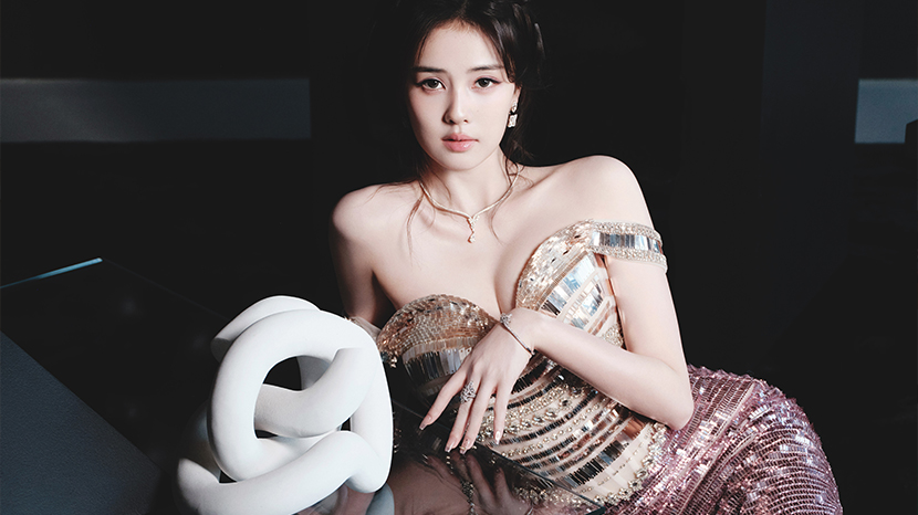 白鹿穿抹胸裙身材凹凸有致 回眸一笑尽显神秘魅惑