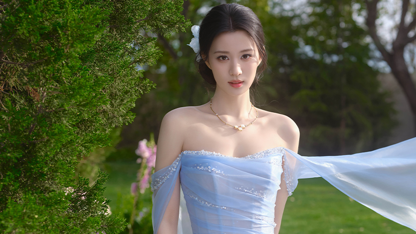 王楚然穿冰蓝纱裙宛若花中精灵 回眸灵动梦幻迷人