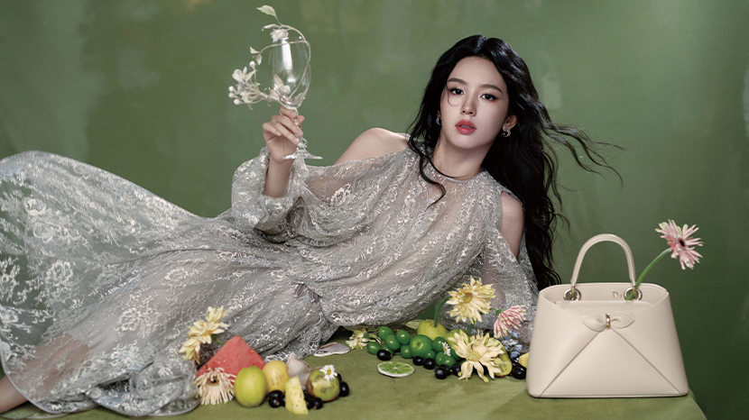 周也穿银纱透视裙秀曼妙身姿 与鲜花绿植合影清新怡人