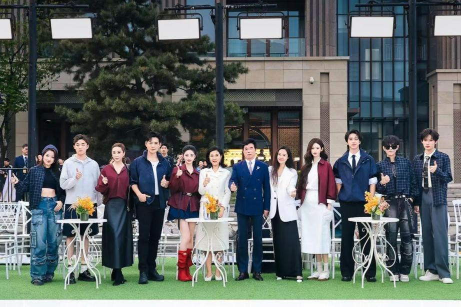 讲述光影交织下的时尚叙事 波司登“多面登场”2026北京国际电影节光影风尚开幕大秀在京举行