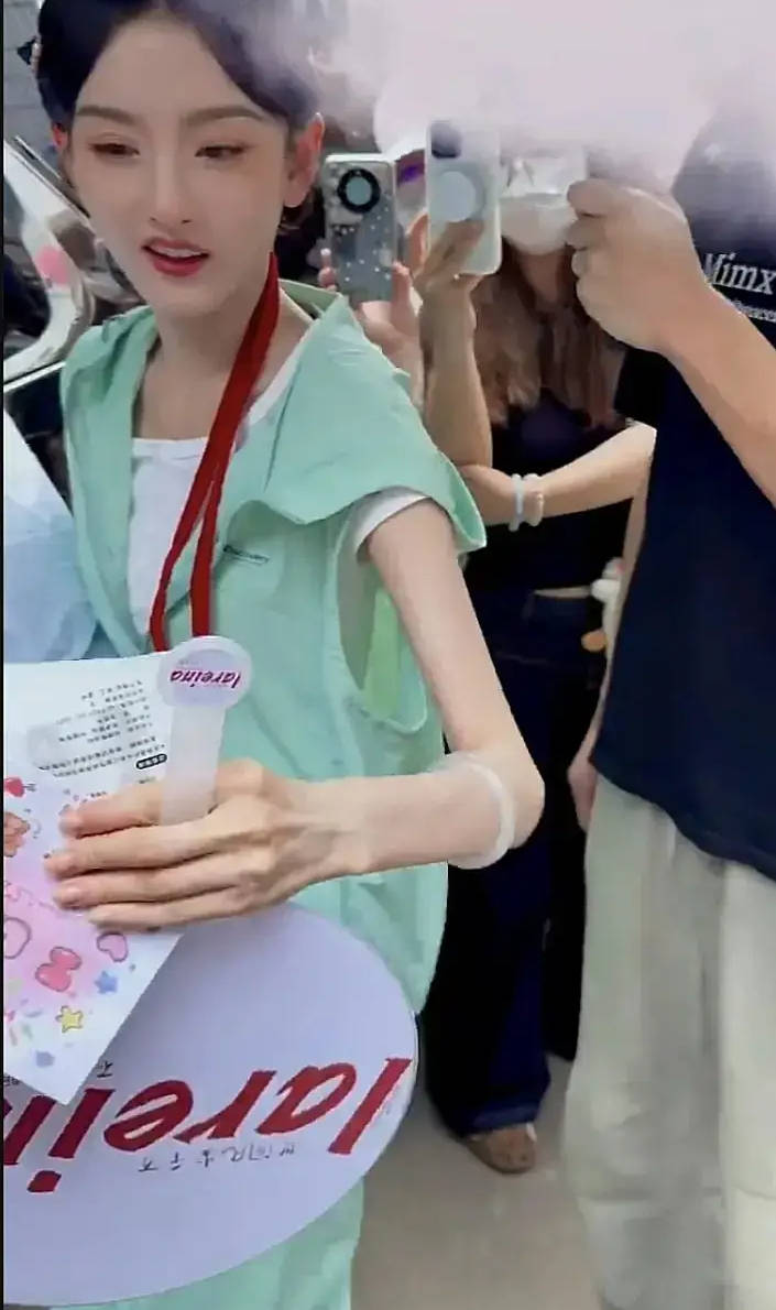 宋祖儿因身材暴瘦引热议 路透图中手臂纤细如竹竿