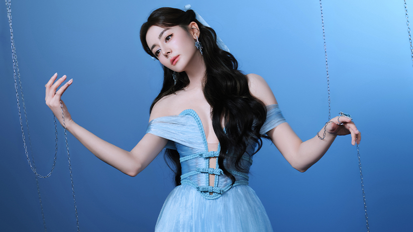 迪丽热巴穿蓝色透视纱裙性感吸睛 白皙美腿若隐若现