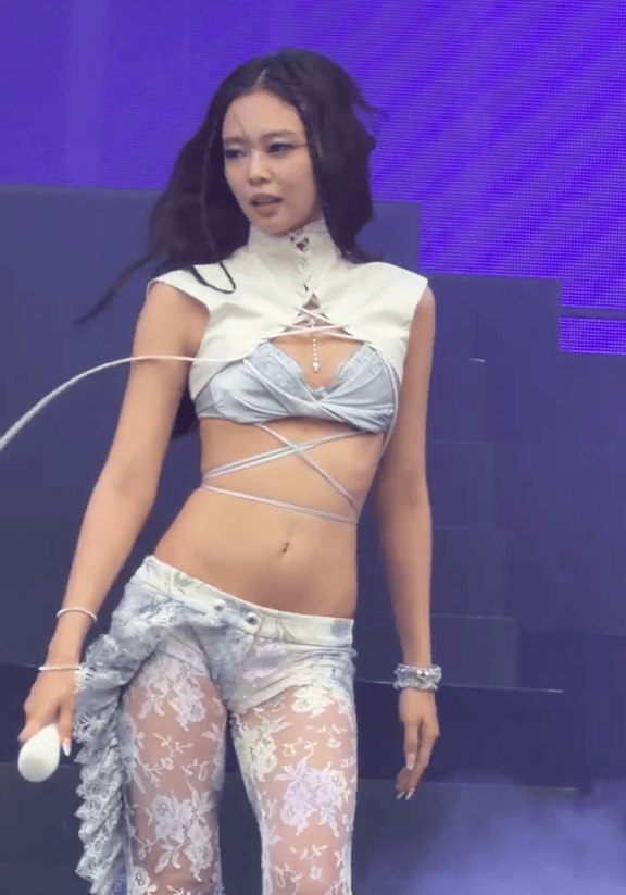 Jennie为演出服争议致歉：没想到天气会这么热