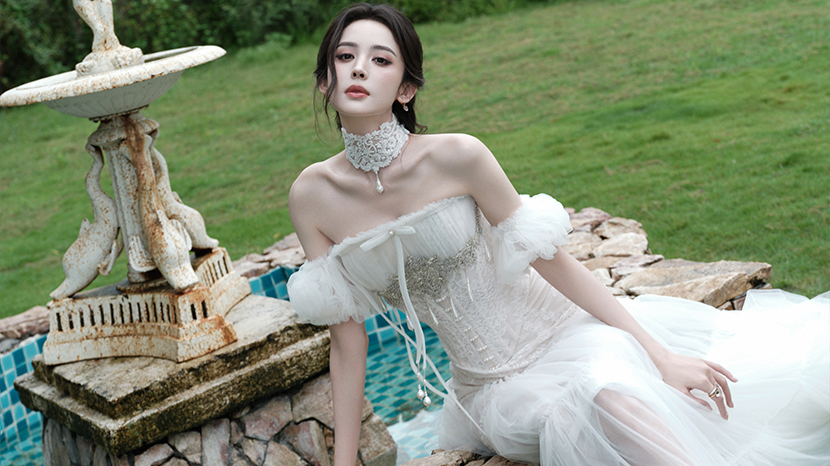 古力娜扎身穿白色抹胸裙秀光滑美背 身姿曼妙曲线迷人