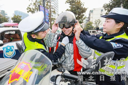 襄阳交警参加文明实践志愿服务公益集市活动