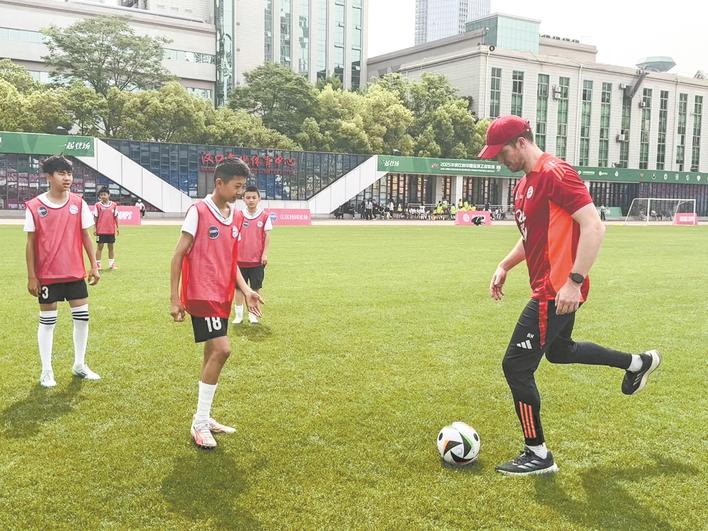 引入世界顶级俱乐部青训教练  江汉区携手拜仁启动校园足球培训
