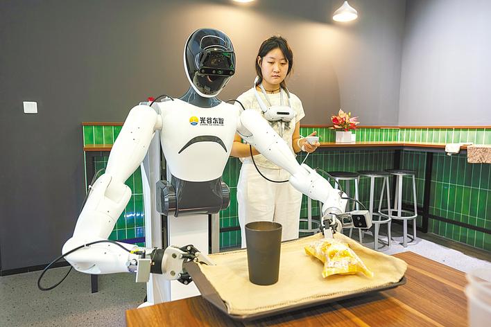 每天叠300件短裤、熨烫500次衣服、擦500次桌子……  人形机器人“十八般武艺”如何炼成
