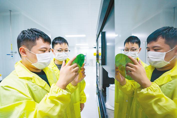 单片耗时从一天降至15分钟  一把“光刀”切出新型芯片大市场