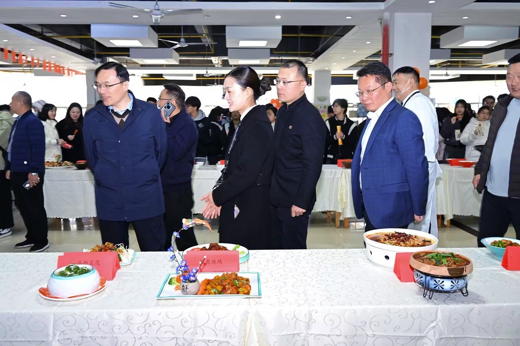 7只烤全羊+2000份藕汤！武汉学院第六届美食嘉年华“暖”翻初冬