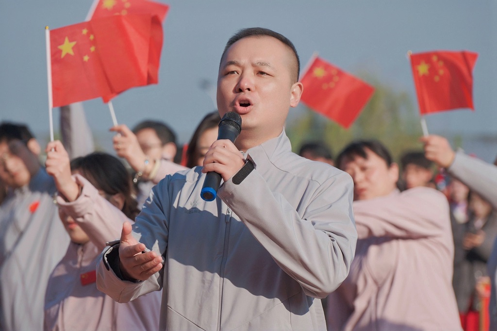 武汉一大学运动会现“博士教授”方阵  64名博士教授齐唱红歌上演沉浸式爱国主义教育课