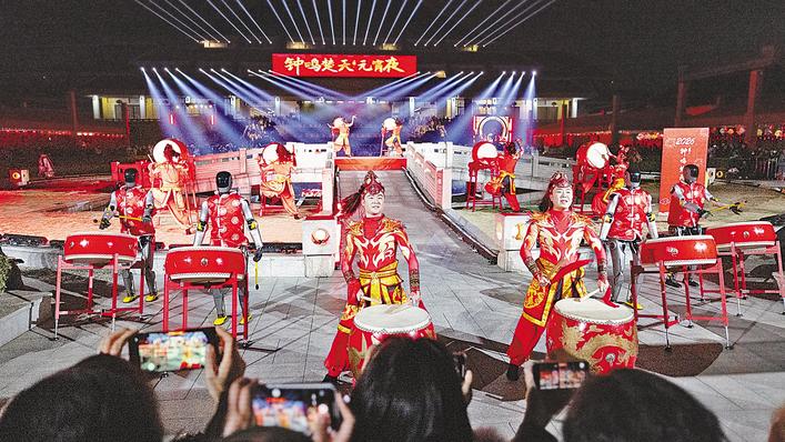 “钟鸣楚天元宵夜”主题灯会上演  “楚庄王”送上元宵祝福 机器人奏响《万马奔腾》