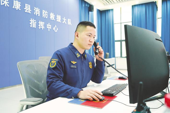 为陌生货车司机充100元话费  全网点赞的“活雷锋”扎根保康大山近10年