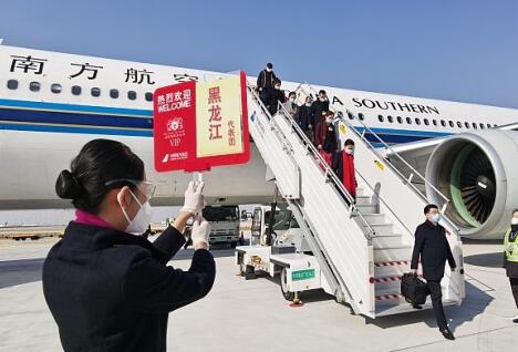 黑龙江省全国人大代表团抵京