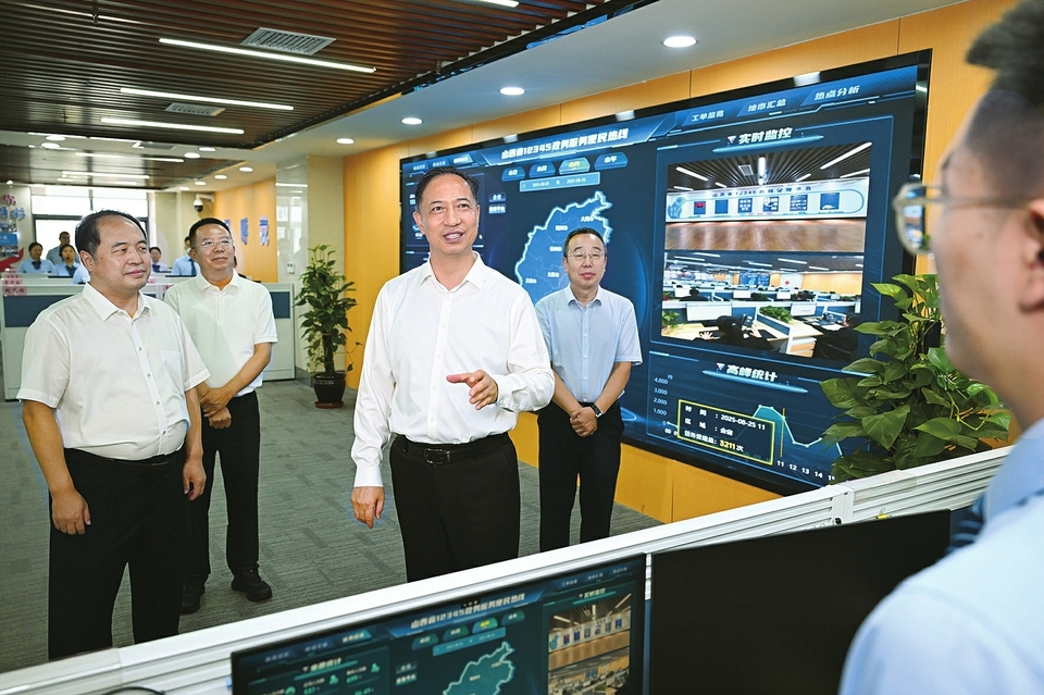 卢东亮在调研推动政务服务提质增效时强调