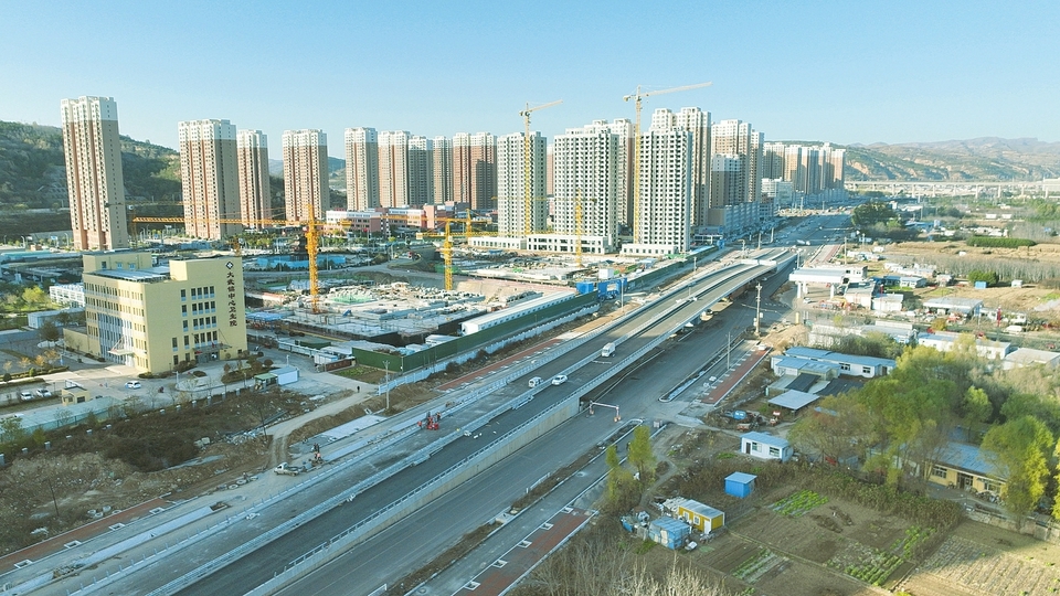 塔吊林立 作业不停