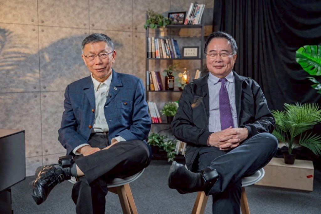 蔡正元和柯文哲同框秀“电子脚镣” 同戴脚镣畅谈岛史